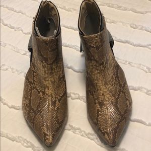 Jaclyn Smith Collection 🐍 Snake Skin Heels